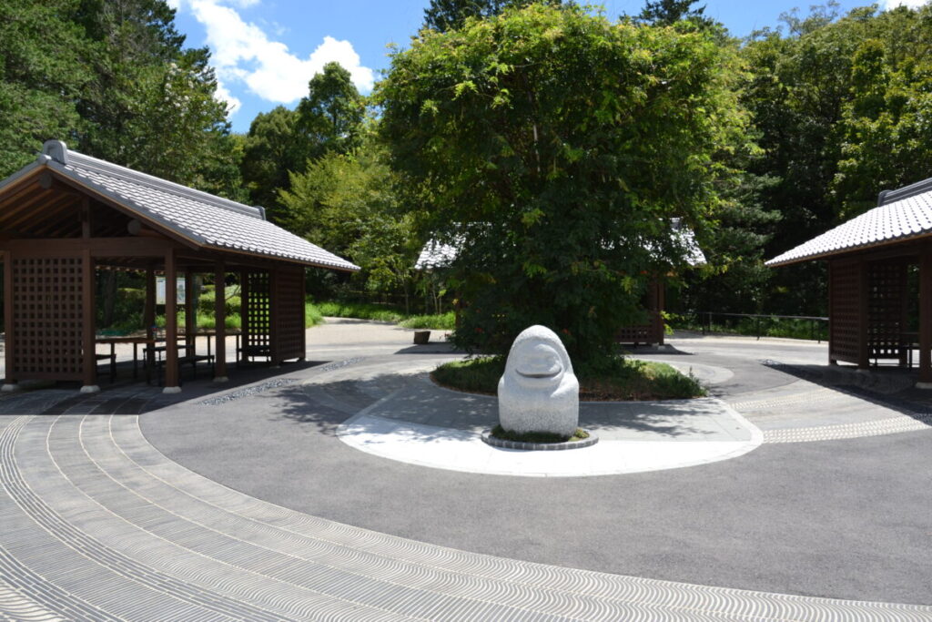 from "Dondoko Dokoro" to "Satsuki and Mei's House" Pict02 Toromon Gate Statue